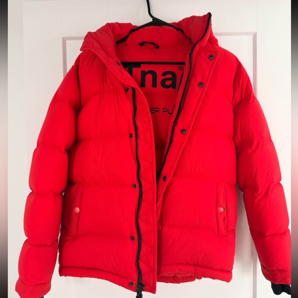 TNA Women’s Superpuff Vibrant red